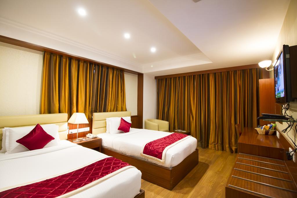 Oyo Premium Brigade Road Hotel Bangalore Room photo